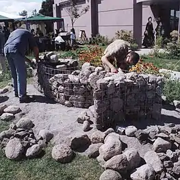 Le Tacon Site du Mythe est installé devant le Centre d'Histoire et d'Archéologie de la Métabetchouane.