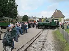 Retournement d'une locomotive sur la plaque de la gare.