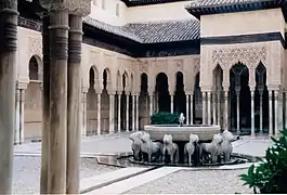 La cour des Lions (patio de los Leones) et sa fontaine, situées dans l'un des palais nasrides de l'Alhambra.