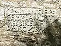 Inscription sur le mur extérieur de la façade sud de la chapelle Notre-Dame de Langroas.