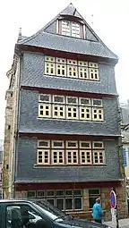 Maison ancienne à façade d'ardoise dans le centre-ville, rue Amiral-Romain-Desfosses, datant de 1664 (côté de la Maison de la sénéchaussée).