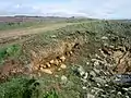 Le GR 34 et falaise avec plage suspendue attaquée par l'érosion entre Pors Tarz et l'Anse du Cabestan (photographie du 7 février 2021).