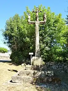 Le calvaire près de la chapelle Sainte-Edwette (Sainte-Évette) ; les statues sont de Roland Doré.