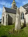 Le menhir dans l'enclos paroissial de l'église.