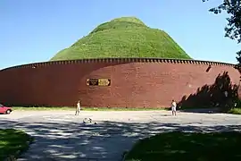Kościuszko Mound, Cracovie. Notez les visiteurs au premier plan pour l'échelle.