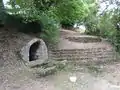 La fontaine près de la chapelle.