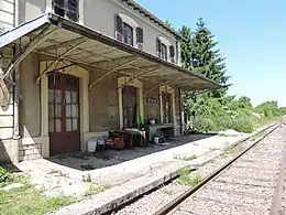 Le quai de l'ancienne gare d'Étais-la-Sauvin vu en direction de Clamecy.