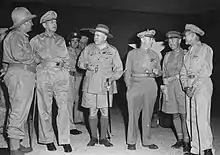Six hommes portant une variété d'uniformes différents.