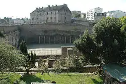 La Madeleine ou prison de Pontaniou en arrière-plan avec la rue Saint-Malo au premier plan, fermée le bâtiment aux Lions à gauche