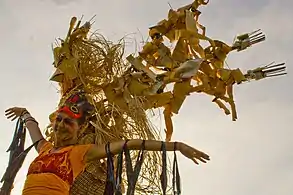 L’artiste indisciplinée Catherine Brideau devient l'instant de l'action performative un « Homme volant ».