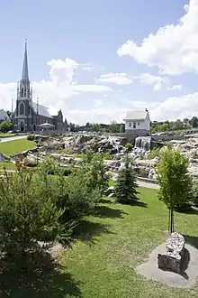 Le Tacon Site du Savoir-Faire est situé dans le parc du Bassin à Chicoutimi, près de la Petite Maison Blanche.