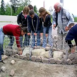 L'artiste Jocelyn Maltais supervise la réalisation du Tacon Site du Génome Humain.