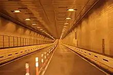 intérieur d'un tunnel routier vide avec éclairage public