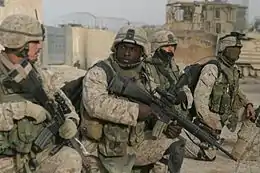 Marines américains casqués et armés