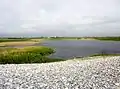 L'étang de Nérizellec vu du cordon de galets de la Baie d'Audierne