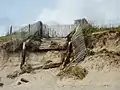 Le recul de la dune (escalier emporté par la mer) en raison de l'érosion marine entre Sainte-Marine et l'Île-Tudy (mars 2014).