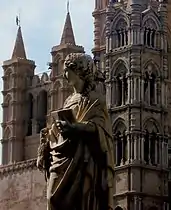 Statue de sainte Rosalie devant la cathédrale de Palerme.