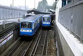 Rames en livrée bleu-roi à la station Quai de la Rapée, en 1992.