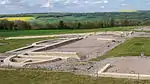 Basilique civile du site archéologique d'Alésia. Les vestiges des murs dessinent le plan du bâtiment.