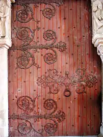 La porte de gauche du narthex.