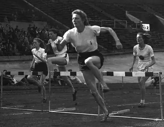 Fanny Blankers-Koen sur le point de remporter l’épreuve du 80 m haies. L’une de ses trois victoires en athlétisme.