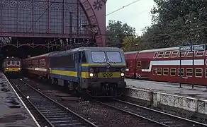 La 1209 quitte Anvers-Central en tête d'une rame de voitures M4. 1991.