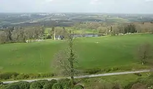 Vue de Châteauneuf-du-Faou et de la vallée de l'Aulne depuis la terrasse du château de Trévarez.