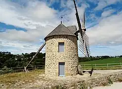 Le moulin à vent de Luzéoc (restauré).