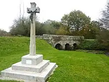 Le calvaire du Bois de la Roche près du pont sur la Penzé.