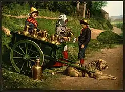Un photochrom de la fin du XIXe siècle montrant deux colporteurs vendant du lait d'un dogcart près de Bruxelles, Belgique