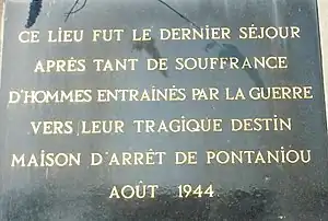 Plaque commémorative à la mémoire des résistants emprisonnés à Pontaniou pendant la Seconde Guerre mondiale