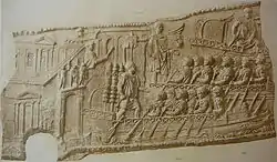 détail de la Colonne trajane où figure l’Arc de Trajan d'Ancône