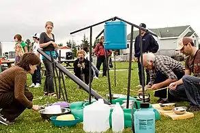 Véritable fête du son, les musiciens d’un jour font la découverte de sonorités tirées de l’eau par différentes stratégies d’intervention.