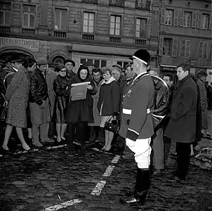 Renée Aspe peignant à la foire aux sauvagines, par André Cros (1965).