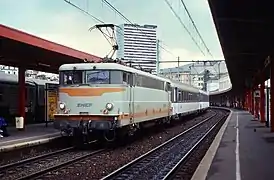 La BB 25203 en livrée "Béton" et logo "nouille".