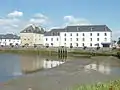 Les moulins de Pont-l'Abbé vus côté étang à marée basse.