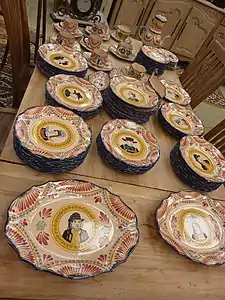 Faïence de Quimper : assiettes à "décor breton".