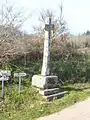 Croix du XVIe siècle près de la chapelle.