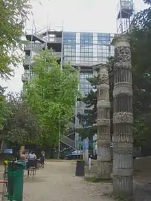 Le jardin de l'École spéciale d'architecture avec les colonnes des Tuileries.