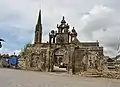 Vue d'ensemble de l'enclos paroissial depuis la place de l'église.