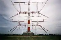 Antenne Alliss baptisée « Gange ». C'est la seule antenne de cette série qui est multibandes et qui est capable de radiodiffuser sur la bande 3 900 à 3 990 kHz