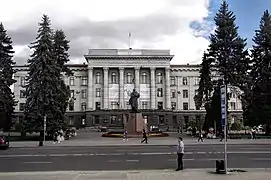 L'université et la statue de Taras Chevtchenko.