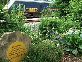 Stèle érigée le long des voies de l'East Coast Main Line à la mémoire des victimes de l'accident de Hatfield