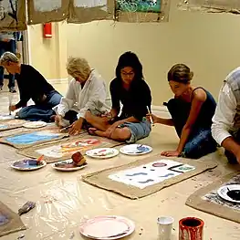 60 poches de jute sont peintes par une vingtaines de participants à la Maison des Bâtisseurs.