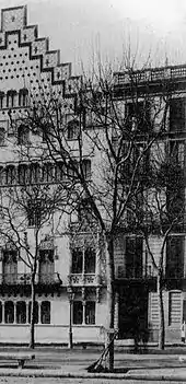 Photographie ancienne de face de deux bâtiments : un moderniste et un classique.