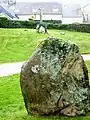 Menhir dans l'enclos de la chapelle Saint-Nicodème.