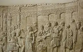 Bas-relief de la colonne Trajane, montrant le pont à tablier de charpente segmentaire et les piles en maçonnerie. Au premier plan, l'empereur préside à un sacrifice.