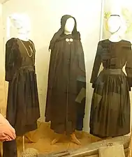 Vêtements traditionnels de femmes du Cap Sizun (Maison du marquisat, Pont-Croix).