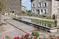 Fontaine-abreuvoir du bourg.