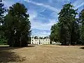 Le château du Lain dans son parc (château détruit par un incendie en 1992).